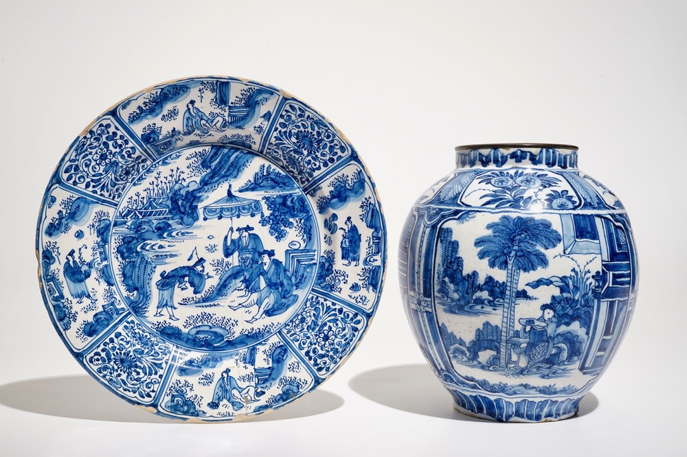 A blue and white Dutch or Frankfurt Delft chinoiserie jar and dish, 2nd half 17th C.