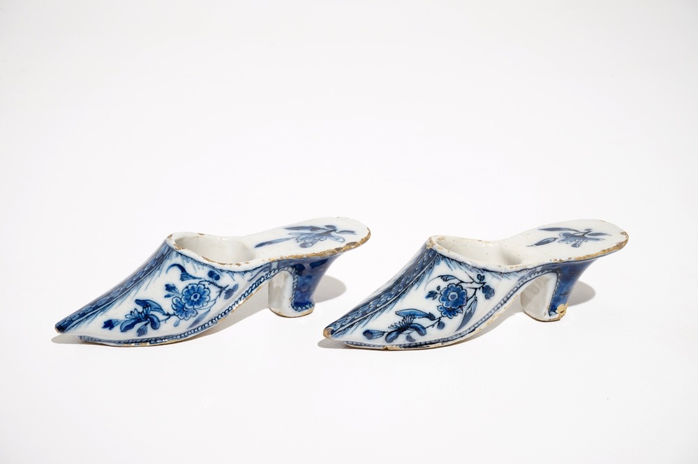 Une paire de souliers en fa&iuml;ence de Delft bleu et blanc &agrave; d&eacute;cor floral, 18&egrave;me
