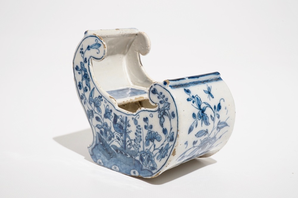 A Dutch Delft blue and white pipe stand modelled as a sledge, 18th C.