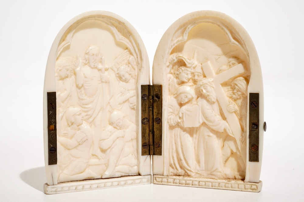 Een diptiekje in ivoor met religieus decor, wellicht Dieppe, Frankrijk, 19/20e eeuw