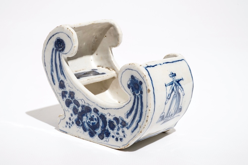 A Dutch Delft blue and white pipe stand modelled as a sledge, 18th C.