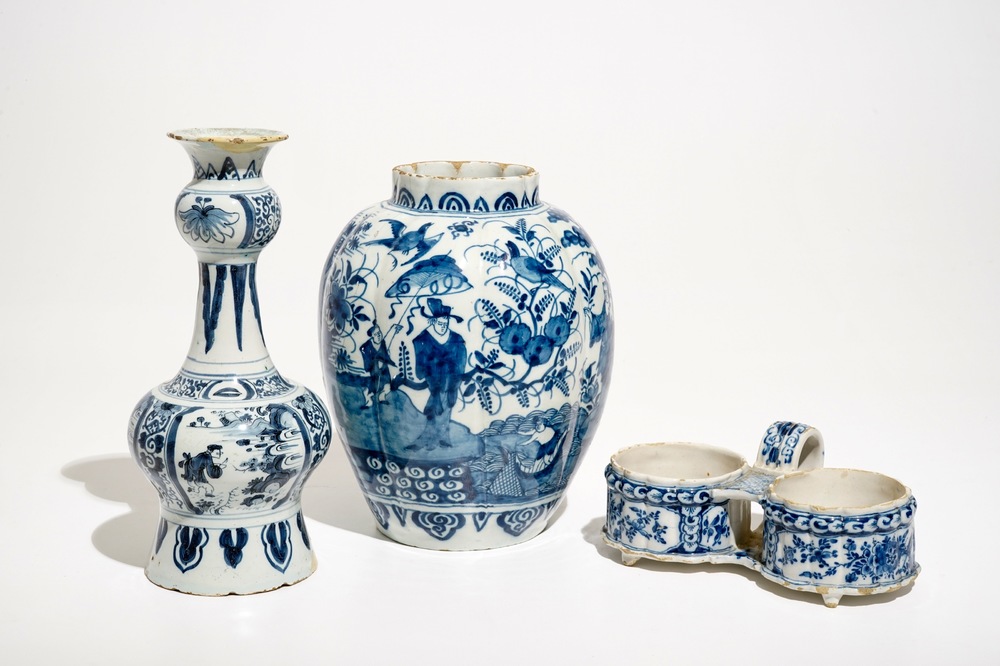 Twee blauwwitte Delftse vazen met chinoiseriedecor en een houder voor olie- en azijnkannetjes, 17e/18e eeuw