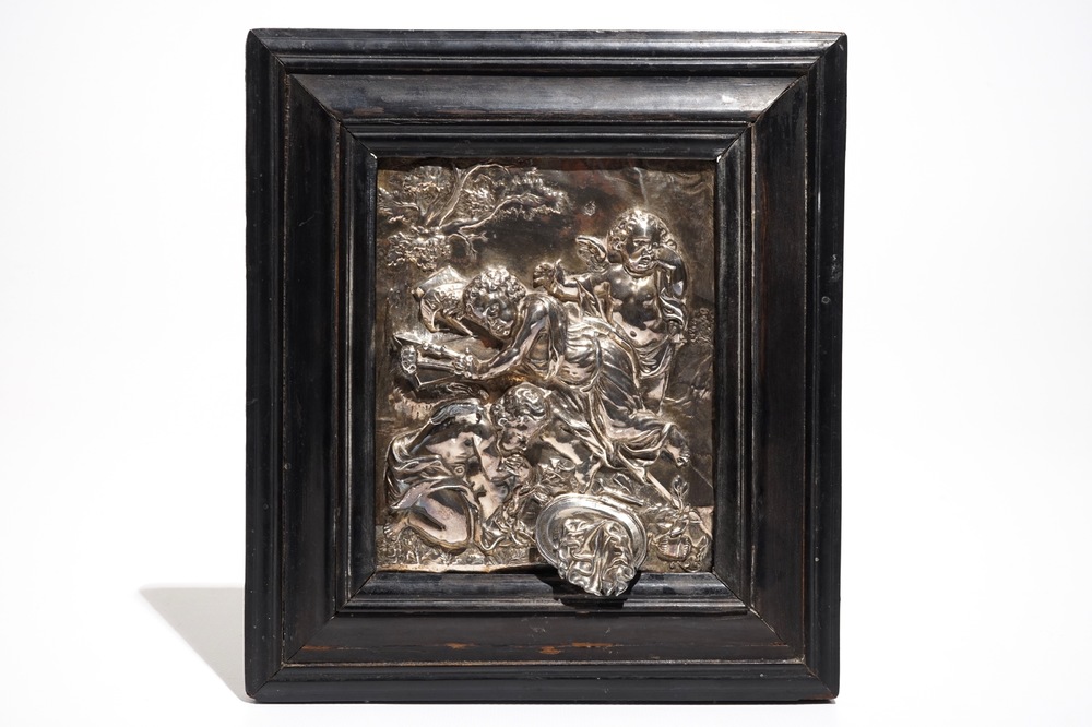 Een zilveren reli&euml;f plaquette met mythologisch decor met putti, mog. Antwerpen, 17e eeuw