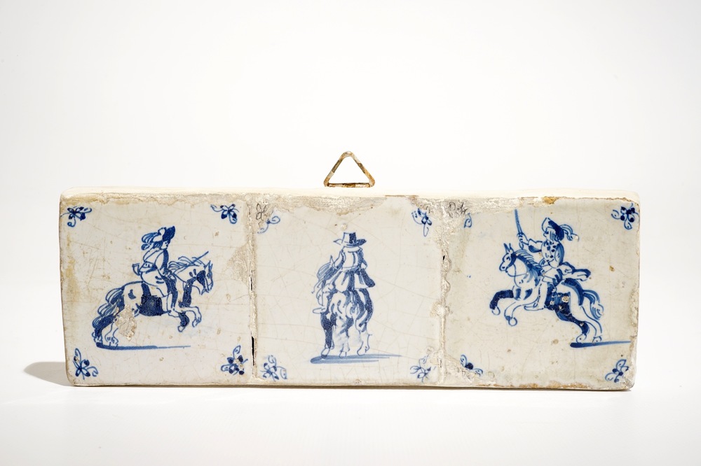 Trois carreaux en fa&iuml;ence de Delft bleu et blanc de petit format figurant des chevaliers, 17&egrave;me