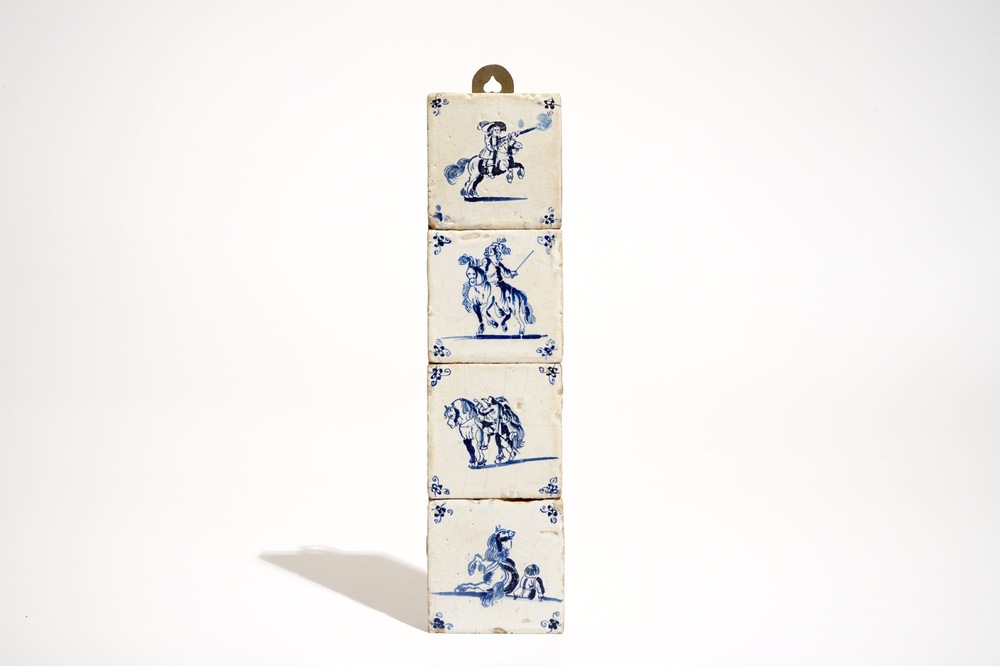 Quatre carreaux en fa&iuml;ence de Delft bleu et blanc de petit format figurant des chevaliers, 17&egrave;me