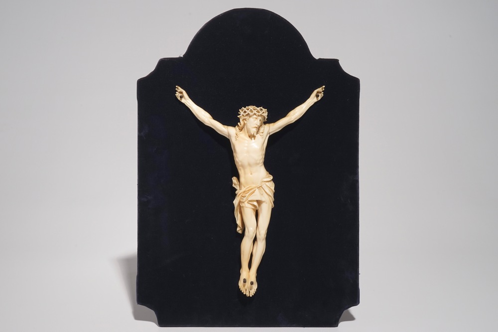 Un Christ en ivoire sculpt&eacute;, prob. Dieppe, 19&egrave;me