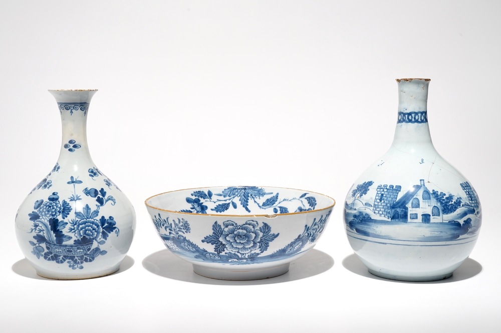 Deux vases de forme bouteille et un bol en fa&iuml;ence anglaise en style de Delft, 18&egrave;me