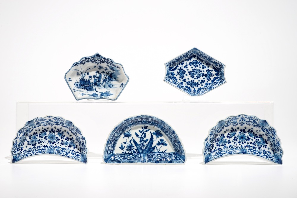 Vijf blauwwitte Delftse specerijen- of rijsttafelbordjes, 17/18e eeuw