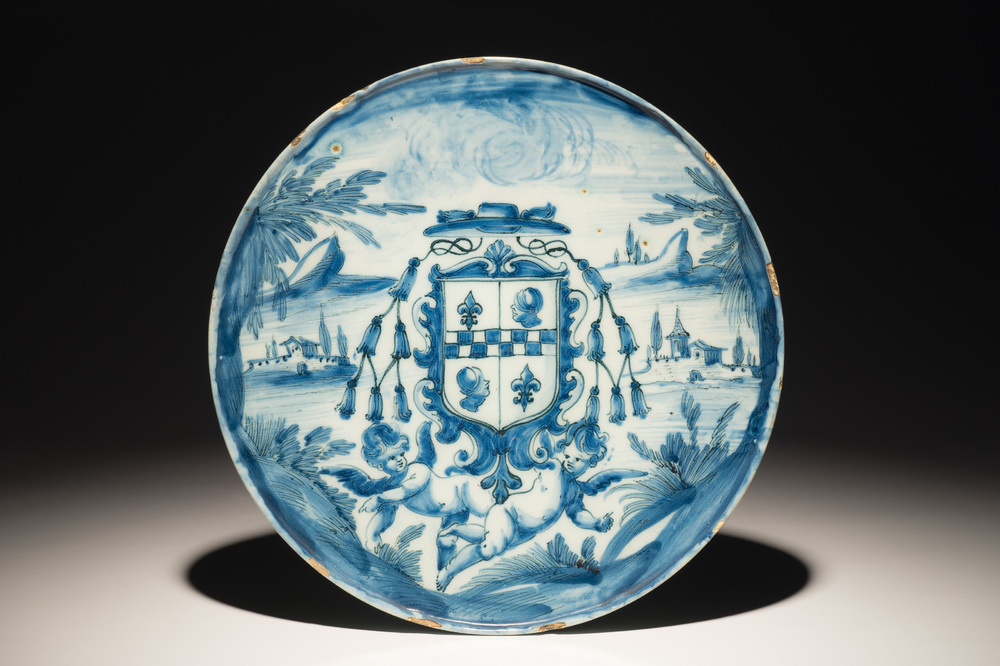 Een blauwwitte tazza met wapendecor, Savona, Itali&euml;, 17/18e eeuw