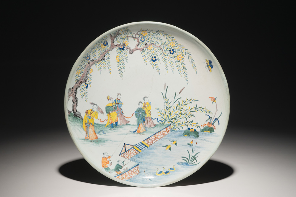 Een polychrome Franse chinoiserie schotel, Sinceny, 18e eeuw