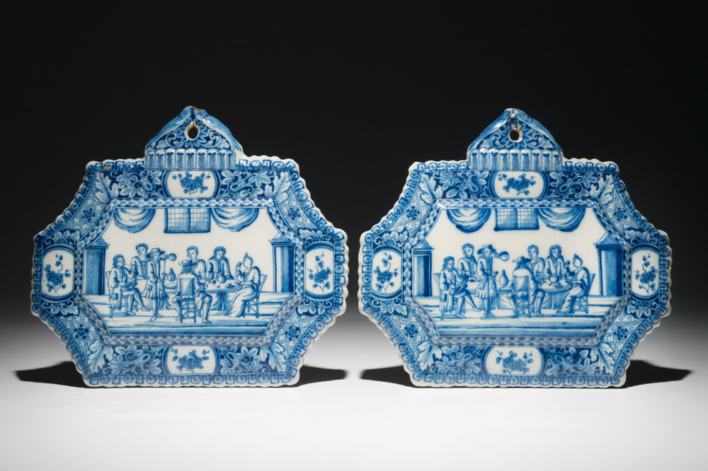 Une paire de plaques en fa&iuml;ence de Delft bleu et blanc aux sc&egrave;nes d'int&eacute;rieur, 18&egrave;me