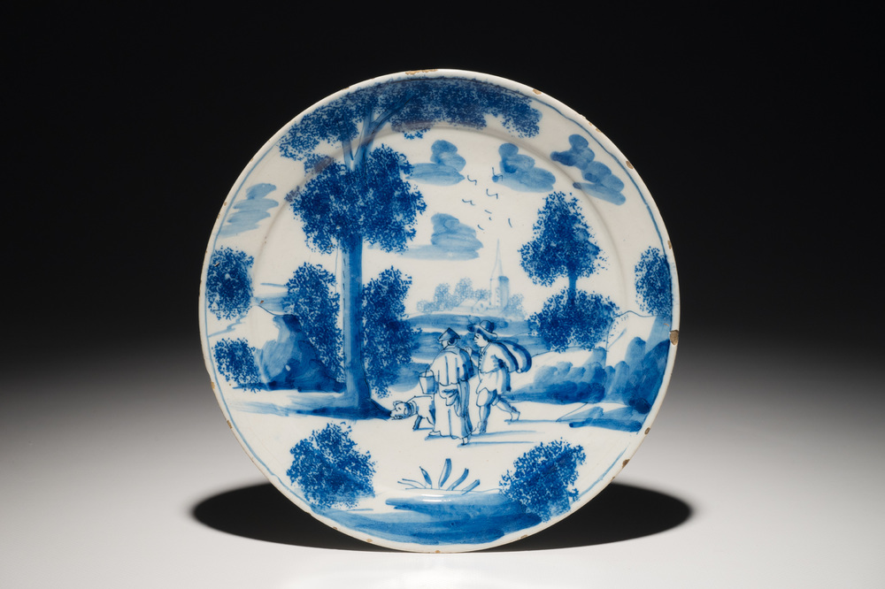 Een blauwwit Delfts bord met figuren in een landschap, 1e helft 18e eeuw