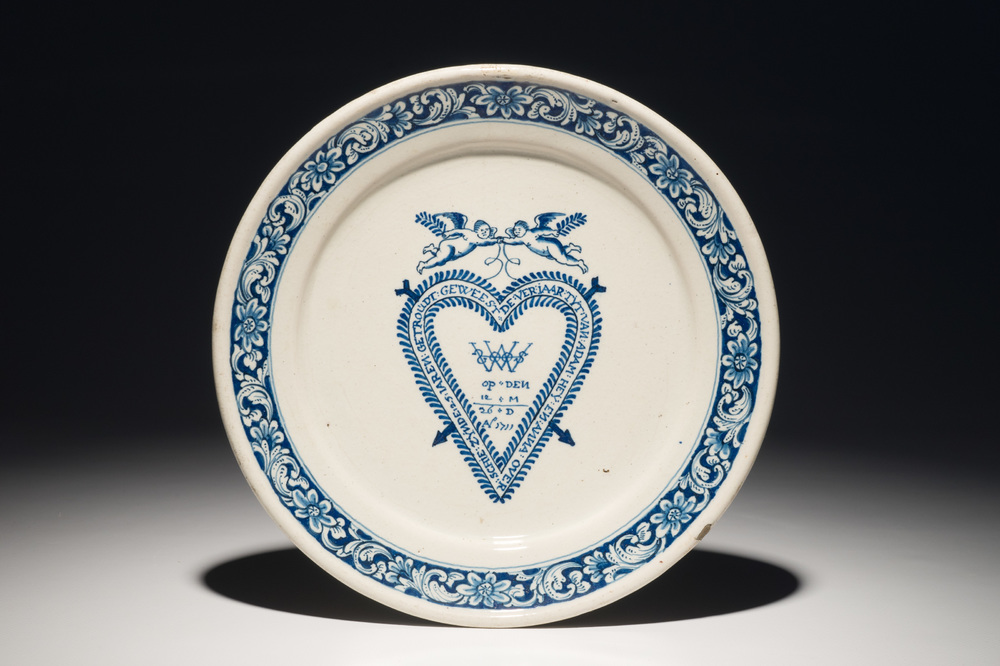 Une assiette d'anniversaire de mariage en fa&iuml;ence de Delft bleu et blanc, dat&eacute; 1711