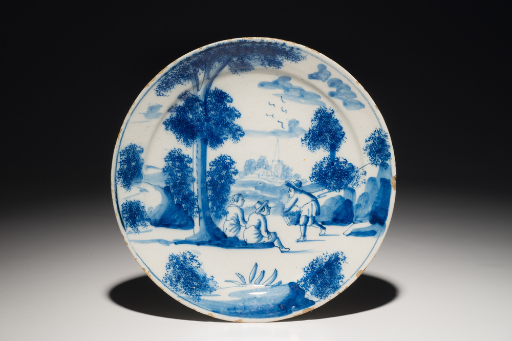 Une assiette en fa&iuml;ence de Delft bleu et blanc aux figures dans un paysage, 1&egrave;re moiti&eacute; du 18&egrave;me