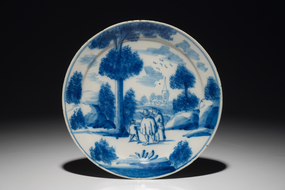 Une assiette en fa&iuml;ence de Delft bleu et blanc aux figures dans un paysage, 1&egrave;re moiti&eacute; du 18&egrave;me