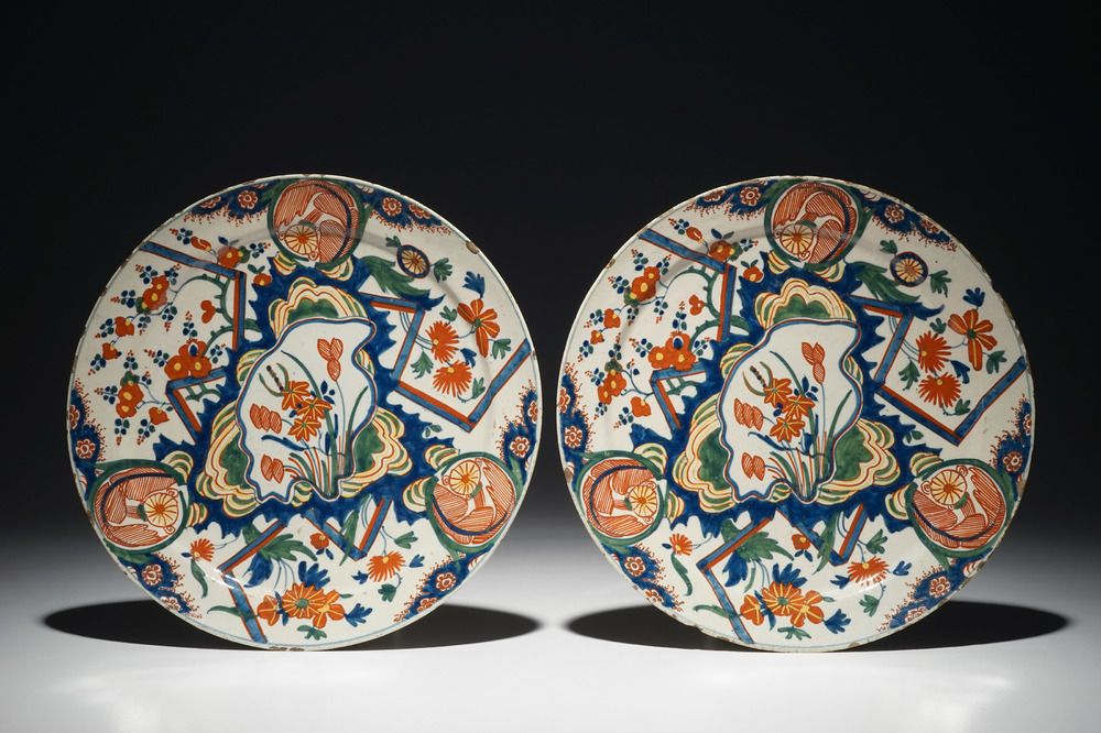 A pair of Dutch Delft polychrome &quot;lightning&quot; plates, 2nd half 17th C.