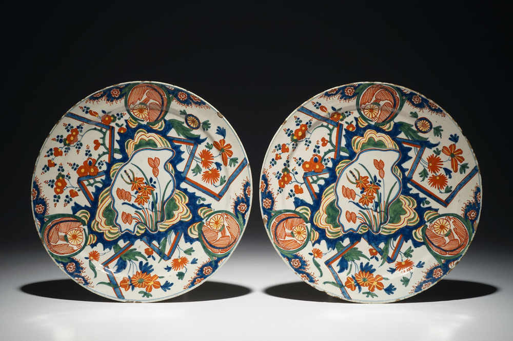 A pair of Dutch Delft polychrome "lightning" plates, 2nd half 17th C.