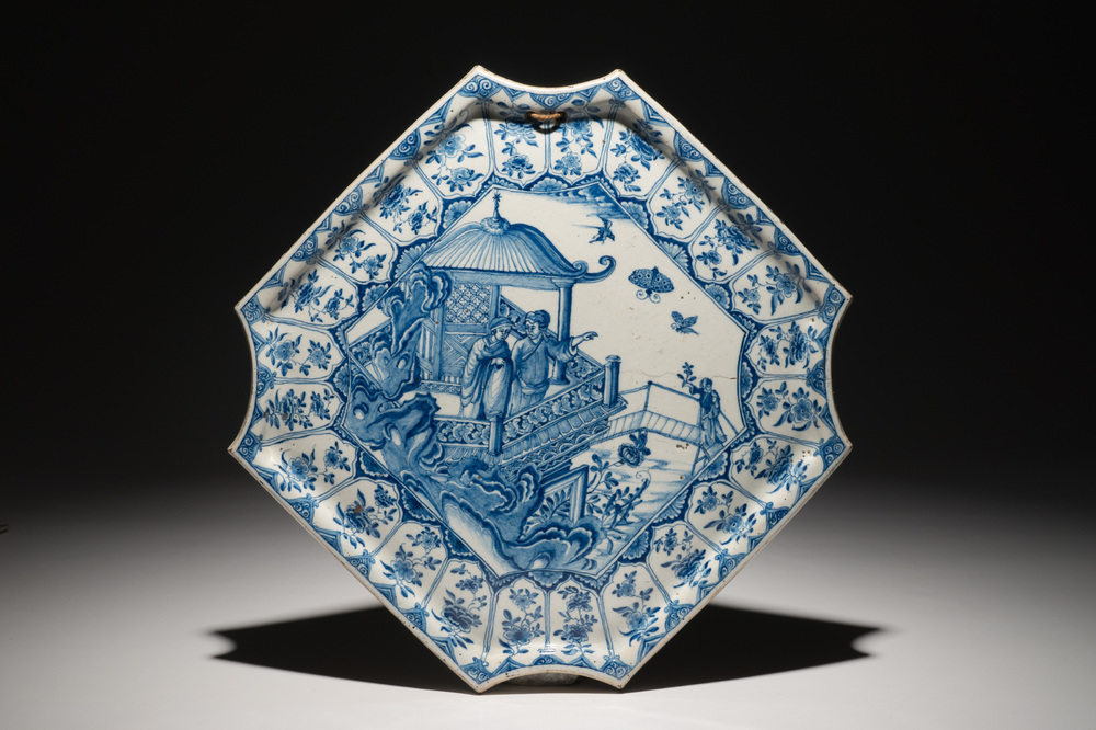 Une plaque en fa&iuml;ence de Delft bleu et blanc &agrave; d&eacute;cor de chinoiserie, dat&eacute;e 1723