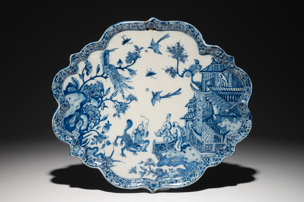 Een fijne blauwwitte Delftse plaquette met chinoiserie decor, 1e helft 18e eeuw