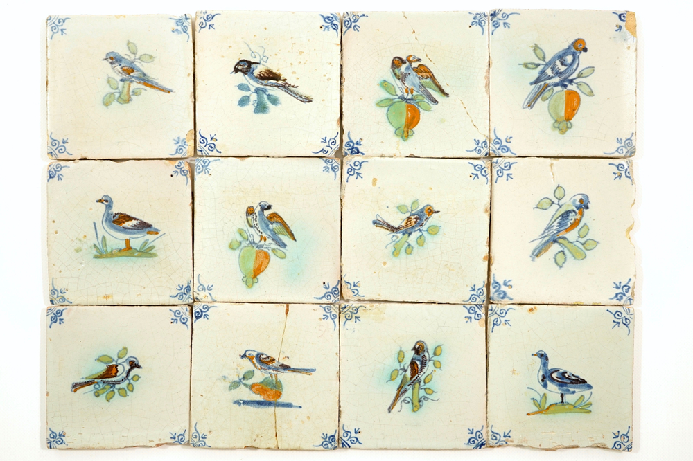 Twaalf polychrome Delftse tegels met vogels, 17e eeuw