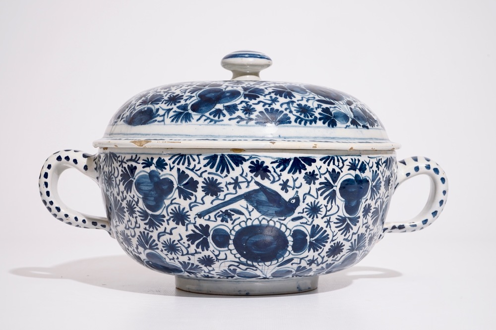 A large Dutch Delft blue and white spiced wine bowl and cover, 18th C.