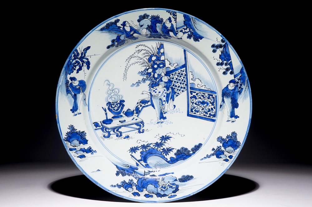 Un grand plat en fa&iuml;ence de Delft bleu et blanc &agrave; d&eacute;cor chinoiserie, 2&egrave;me moiti&eacute; du 17&egrave;me