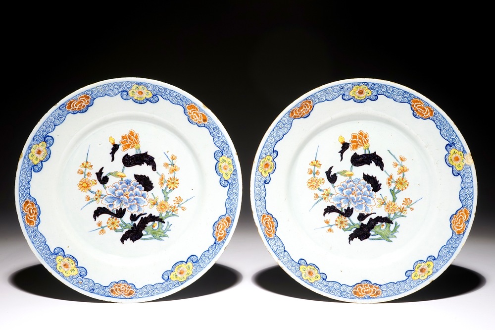 Une paire d'assiettes en fa&iuml;ence de Delft polychrome renforc&eacute; en noir &agrave; d&eacute;cor chinoiserie de style Yongzheng, 18&egrave;me