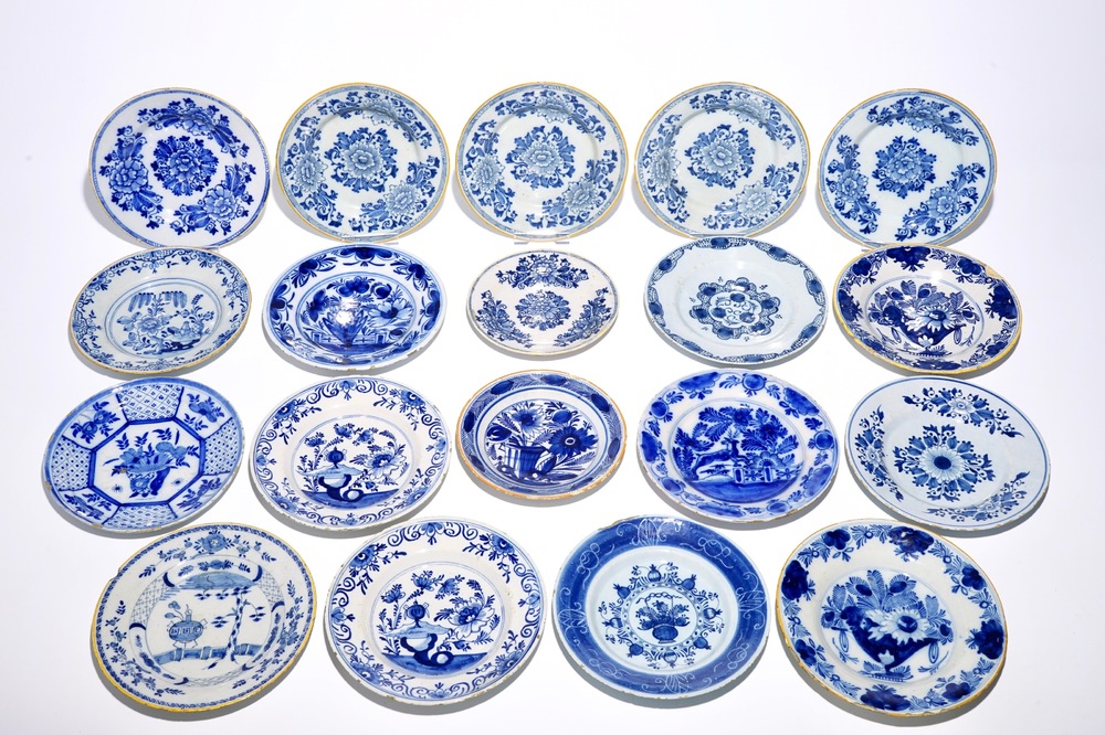 Negentien diverse blauwwitte Delftse borden, 18e eeuw