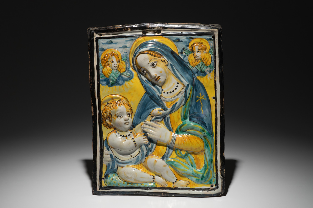 Une plaque rectangulaire en majolique italienne &agrave; d&eacute;cor en relief de la Vierge &agrave; l'Enfant, Deruta, 17&egrave;me