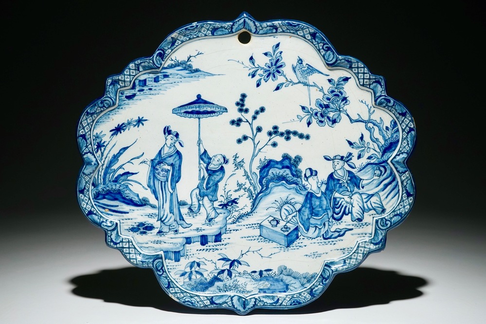 Een fijne blauwwitte Delftse plaquette met chinoiserie decor van theedrinkers, 1e helft 18e eeuw