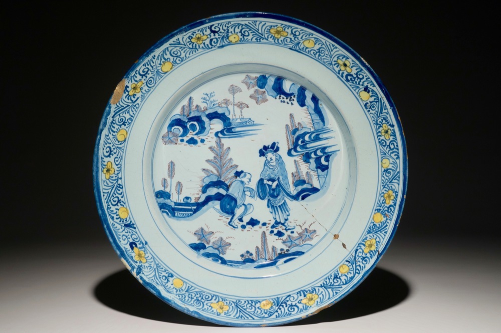 A large Dutch Delft chinoiserie dish in blue and manganese with a yellow border, 2nd half 17th C.