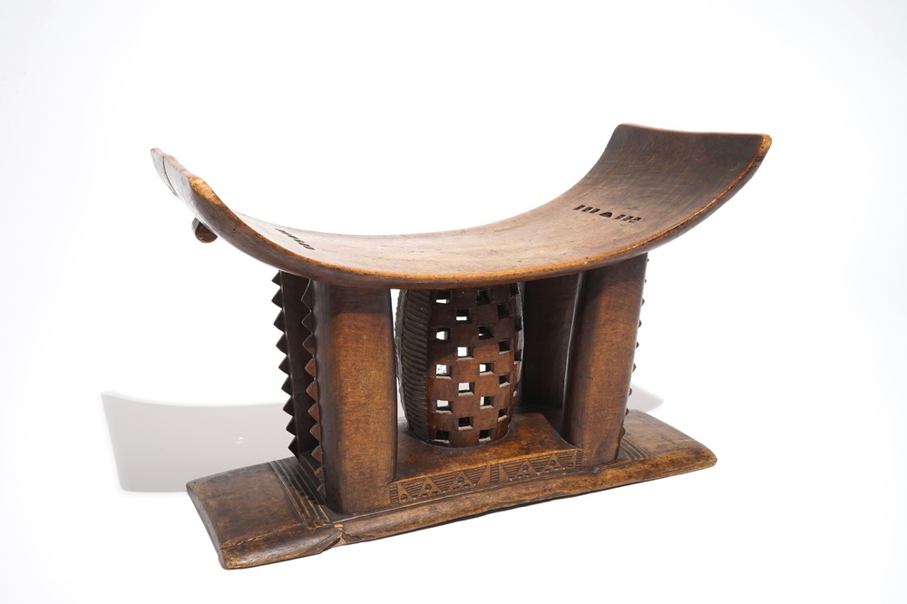 Un tabouret en bois sculpt&eacute;, Ashanti, Ghana, 20&egrave;me