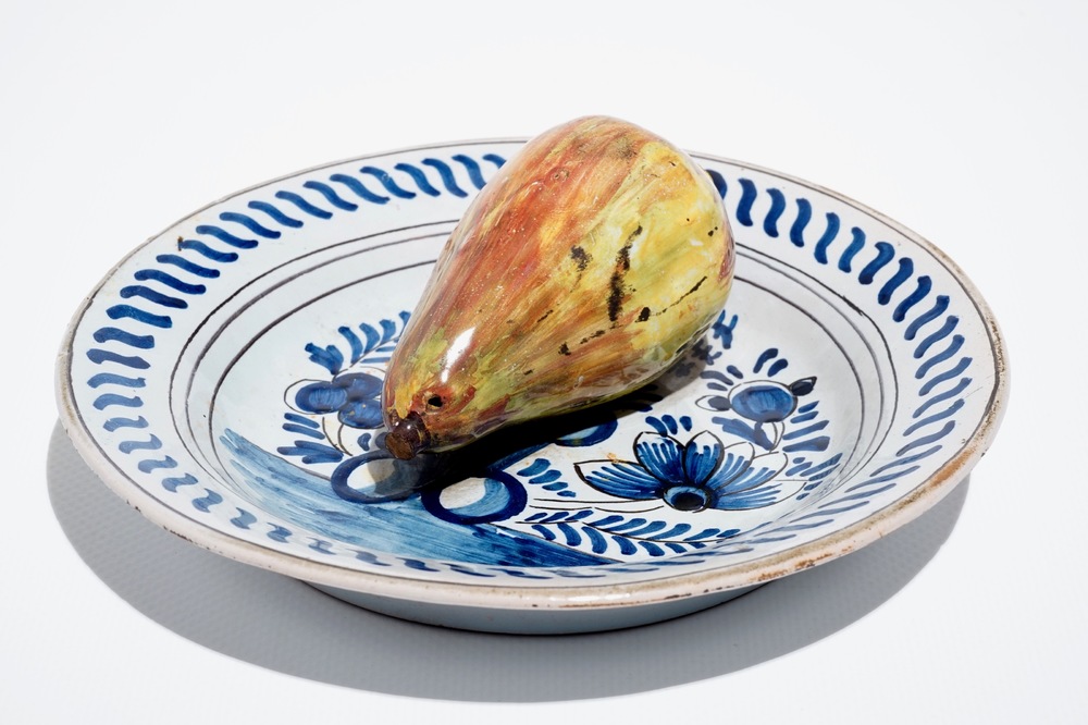 Une assiette trompe l'oeil avec une poire en fa&iuml;ence de Delft, 19&egrave;me