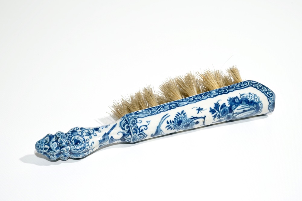 Une brosse en fa&iuml;ence de Delft bleu et blanc, 1&egrave;re moiti&eacute; du 18&egrave;me