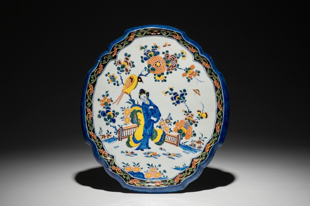 Une plaque &agrave; d&eacute;cor chinoiserie en fa&iuml;ence de Delft polychrome, 18&egrave;me