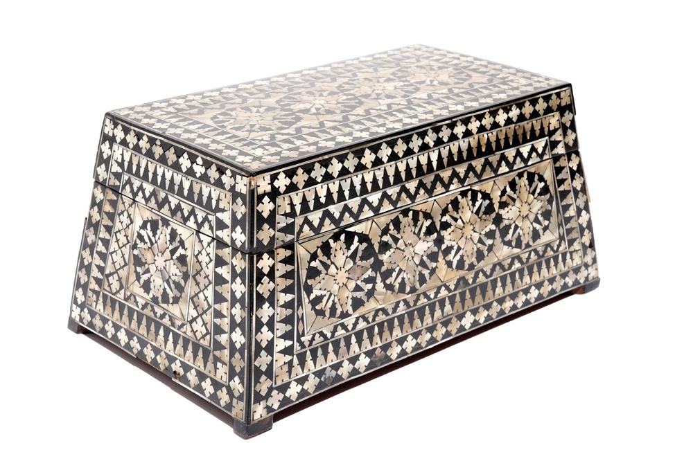 A Mughal mother-of-pearl inlaid trapezoid box, prob. Gujarat, India, 18/19th C.