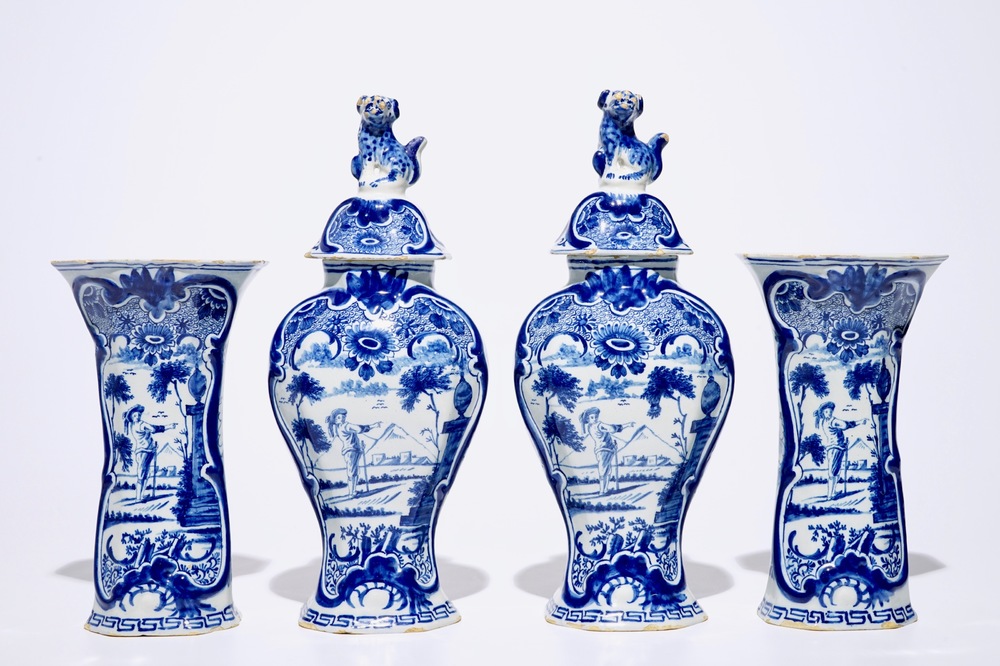 Une garniture de quatre vases en fa&iuml;ence de Delft bleu et blanc, 2&egrave;me moiti&eacute; du 18&egrave;me