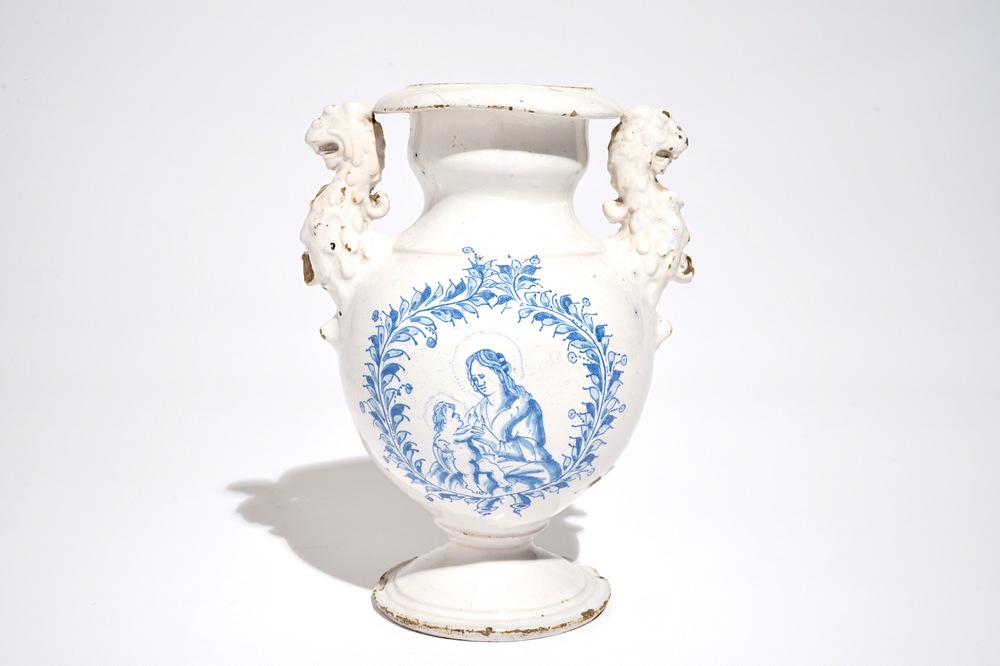 Un vase d'autel en fa&iuml;ence de Delft ou Haarlem en bleu et blanc avec La Vierge &agrave; l'Enfant, 17&egrave;me