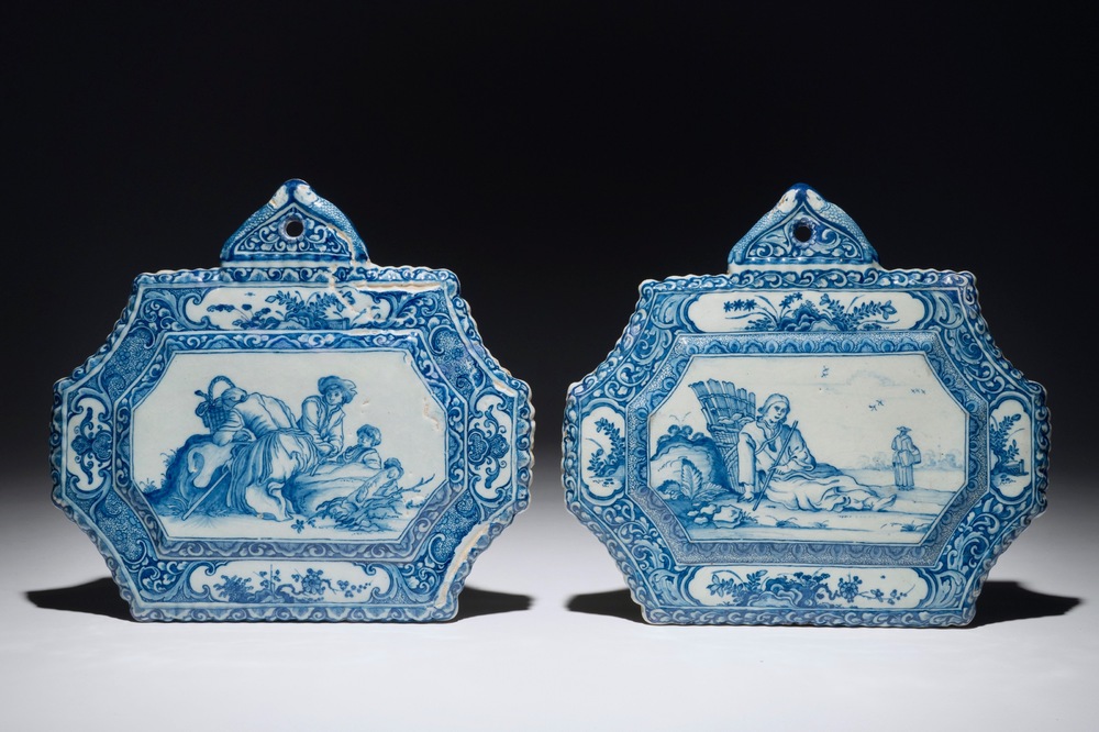 Une paire de plaques en fa&iuml;ence de Delft bleu et blanc aux d&eacute;cors d'apr&egrave;s Bloemaert, dat&eacute;es 1726