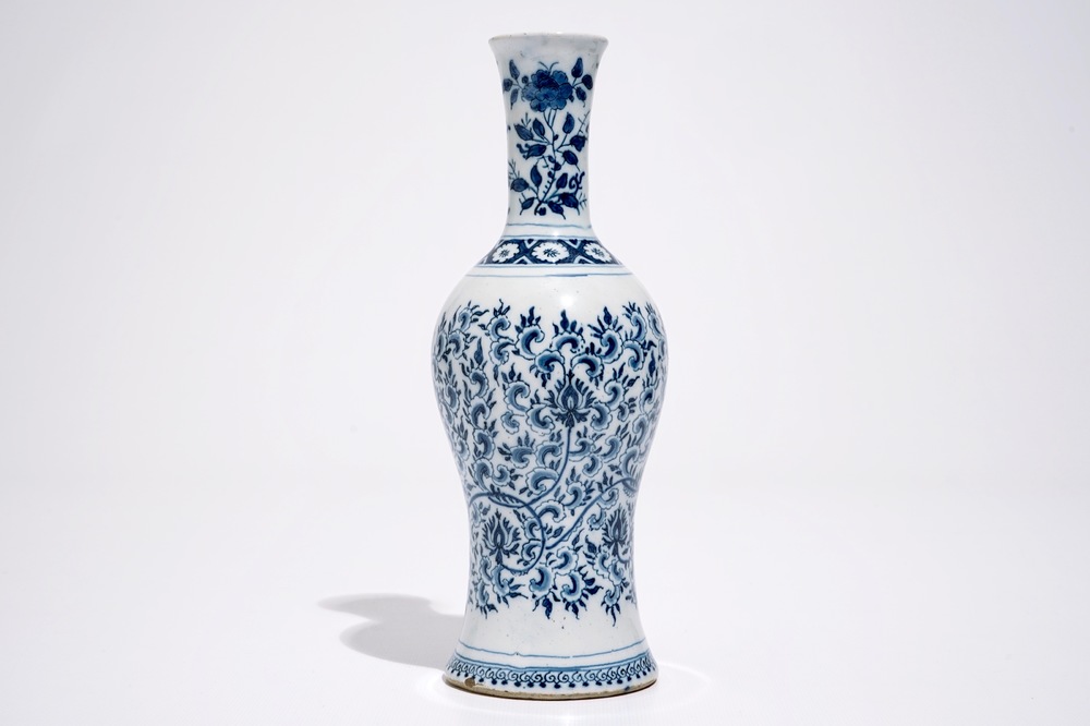 Un vase en fa&iuml;ence de Delft bleu et blanc aux rinceaux de pivoines, 2&egrave;me moiti&eacute; du 17&egrave;me