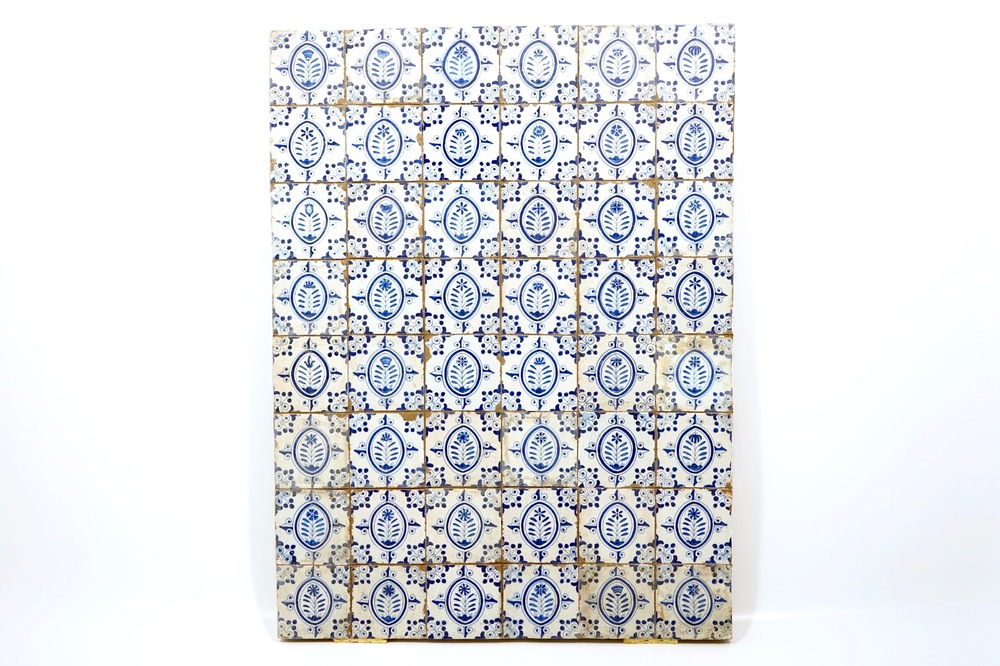 Un panneau de 48 carreaux en fa&iuml;ence de Delft bleu et blanc aux m&eacute;daillons de fleurs, 17&egrave;me