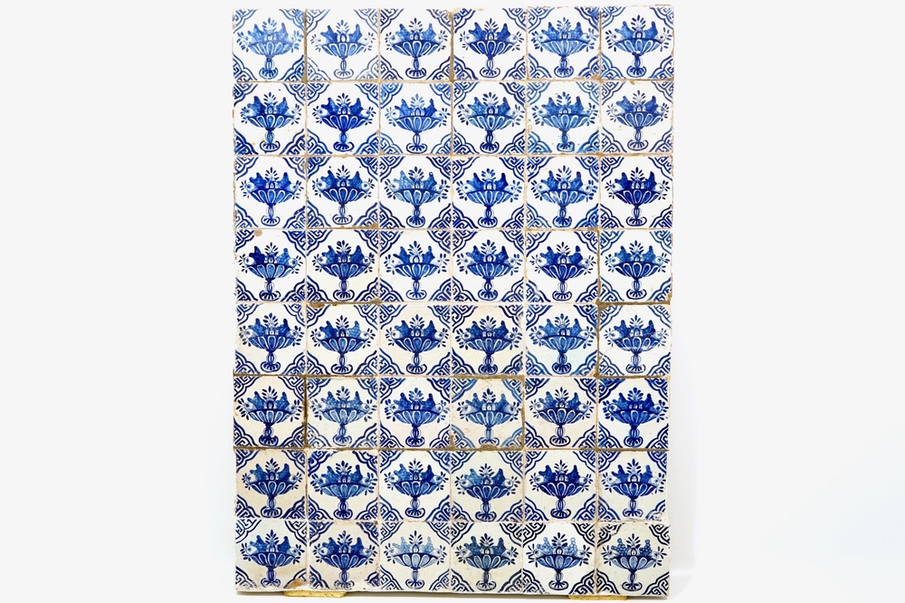 Un panneau de 48 carreaux en fa&iuml;ence de Delft bleu et blanc aux tazzas aux fruits, 17&egrave;me