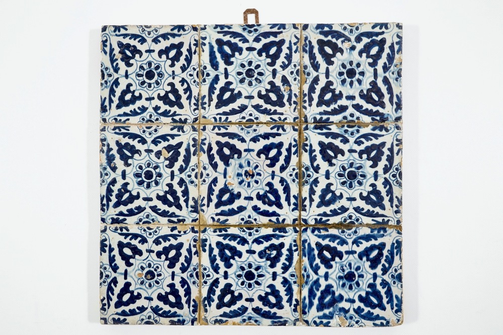 Een veld van 9 blauwwitte ornament tegels, 1e helft 17e eeuw