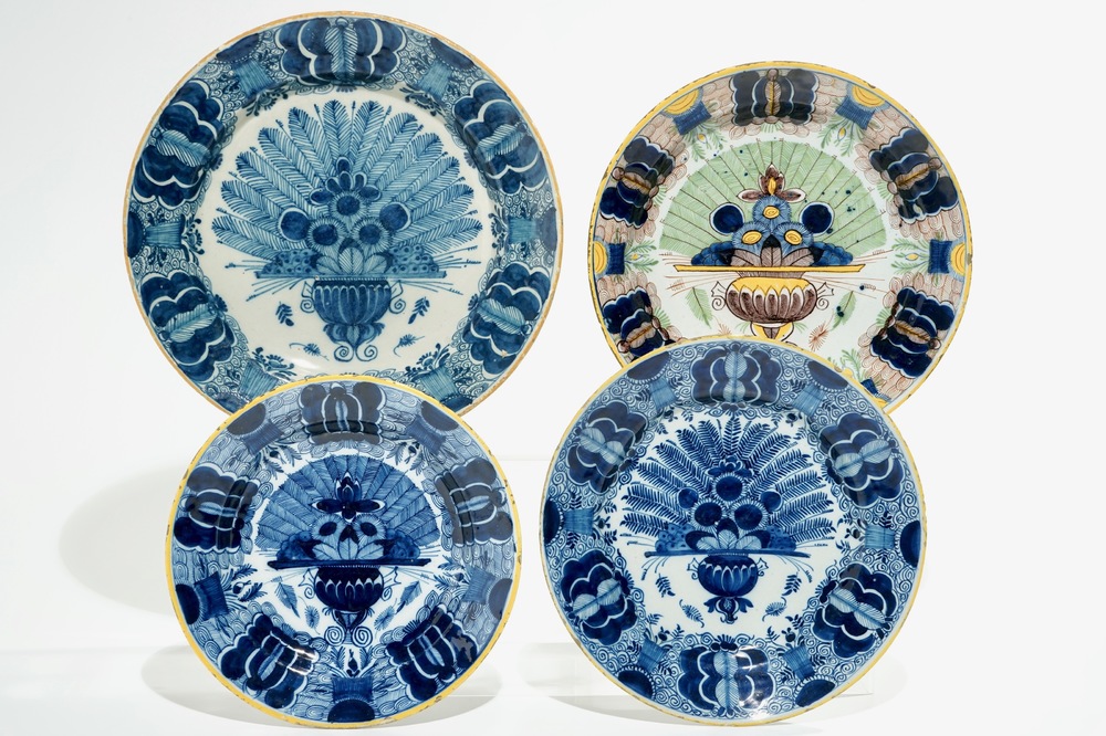 Vier blauwwitte en polychrome Delftse borden met pauwstaart decor, 18e eeuw