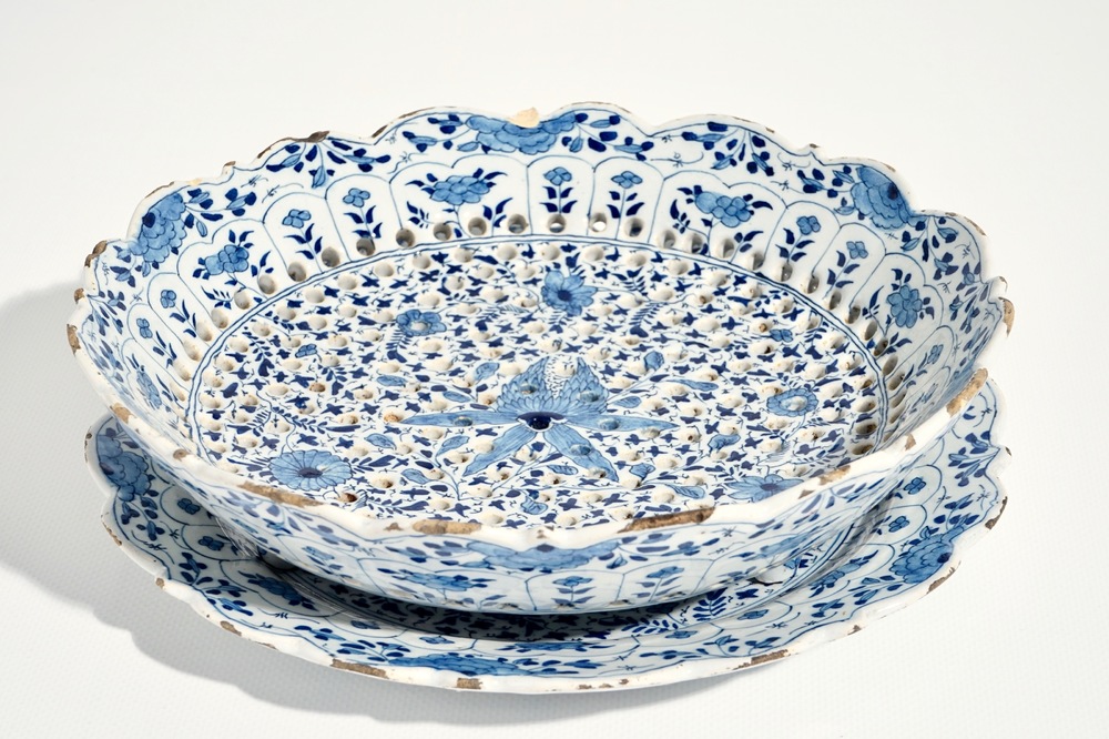 A Dutch Delft blue and white strawberry strainer on stand with pseudo-Chinese mark, 18th C.