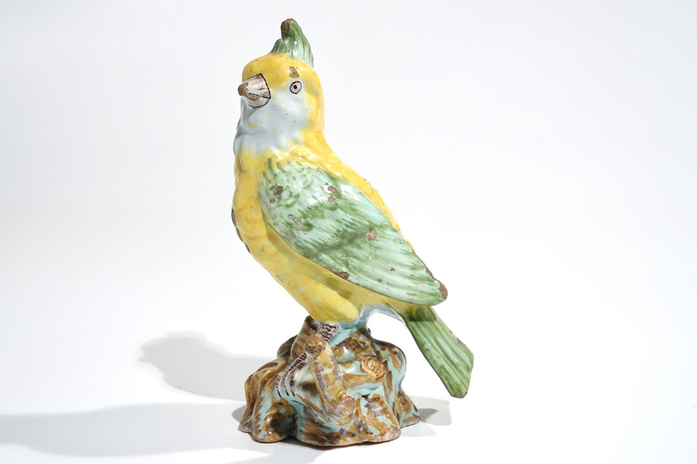 Un mod&egrave;le d'un oiseau branch&eacute; en fa&iuml;ence polychrome, France ou Delft, 18/19&egrave;me