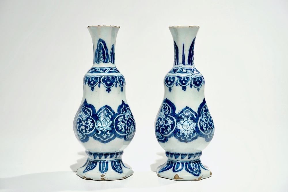 Une paire de vases en fa&iuml;ence de Delft bleu et blanc, 17&egrave;me