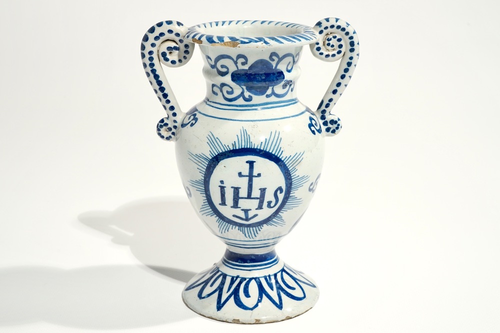 Un vase d'autel en fa&iuml;ence de Delft bleu et blanc &agrave; inscription IHS, 18&egrave;me