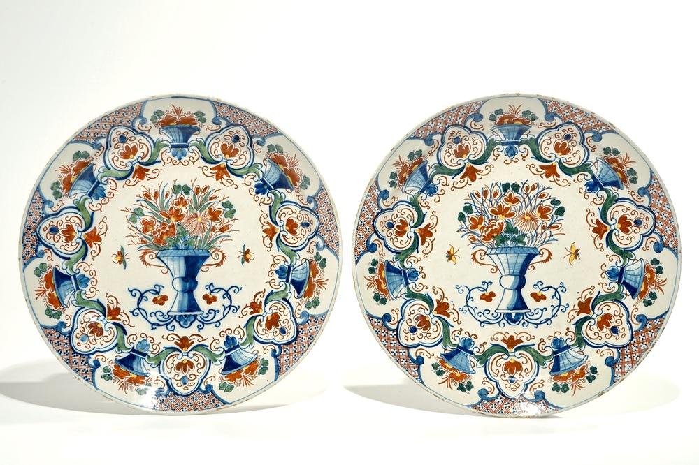 A pair of Dutch Delft cashmire dishes with flower baskets, 1st half 18th C.