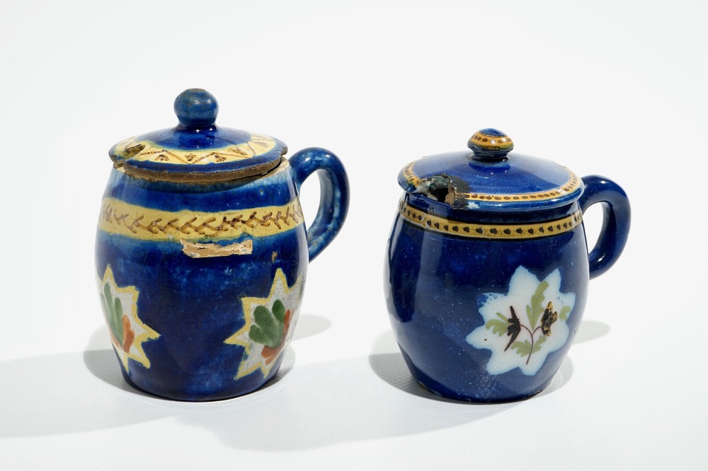Twee Brussels aardewerken mosterdpotjes met blauwe fondkleur, 18/19e eeuw